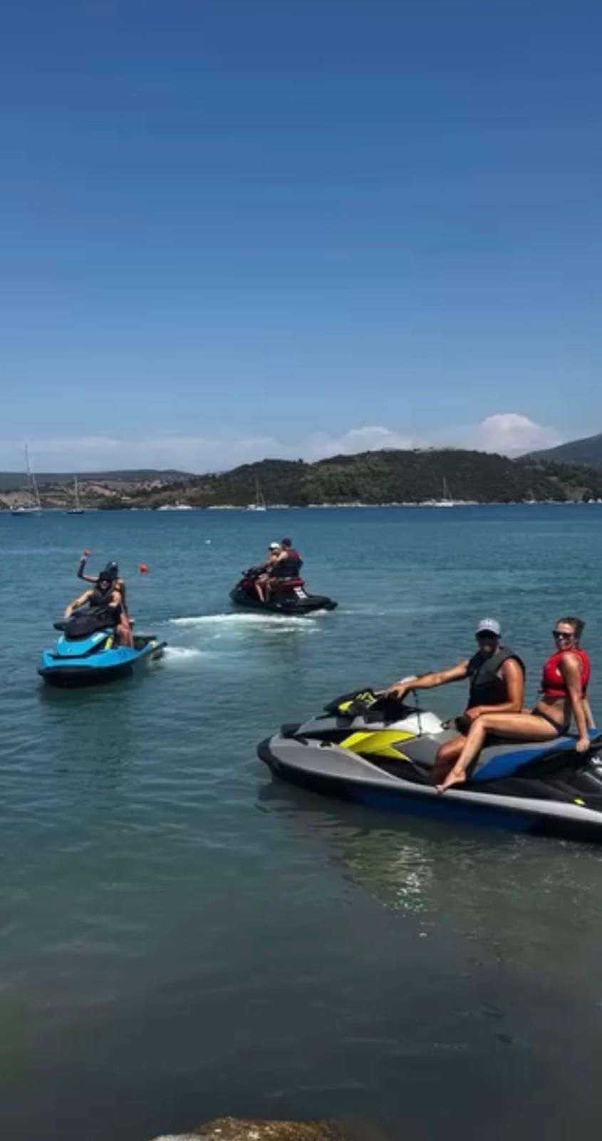 Group ride, Three jetskis, one crew, endless bay